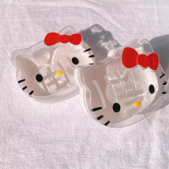 2 for $20 Hello kitty container for foundation sponges. - Picture 2 of 3